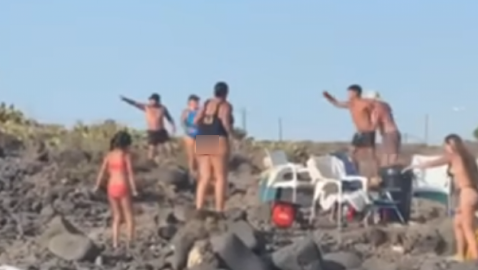 AU, KAKVA ŠORKA NA PLAŽI, BRUKA Gađali se kamenjem, potezali noževe, a onda je naišla policija! (VIDEO)