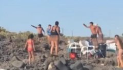 AU, KAKVA ŠORKA NA PLAŽI, BRUKA Gađali se kamenjem, potezali noževe, a onda je naišla policija! (VIDEO)