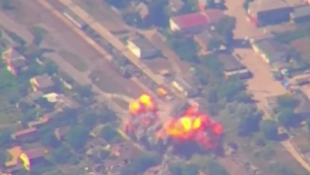 ISPALJENE DVE RAKETE NA VOZ, SNIMAK JE ZASTRAŠUJUĆ Rusi tvrde da je mrtvo 120 ukrajinskih vojnika (FOTO/VIDEO)