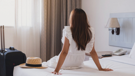 UPOZORENJE ISKUSNOG PUTNIKA Evo gde treba da stavite kofer kada uđete u hotelsku sobu, izbegnite veliku opasnost