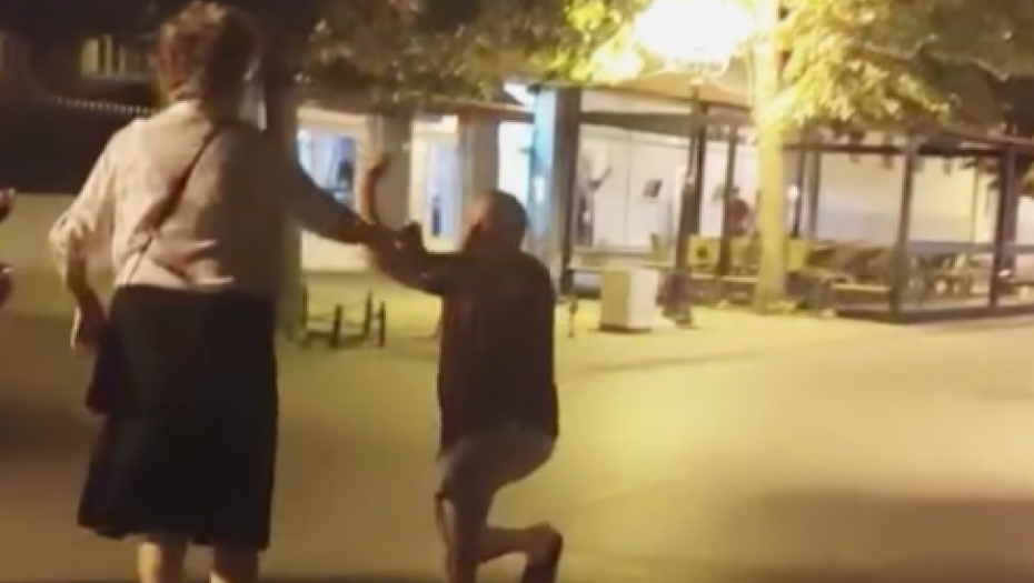 PRELEPA SCENA U INĐIJI Sugrađani oduševljeni, ljubav je u vazduhu (VIDEO)