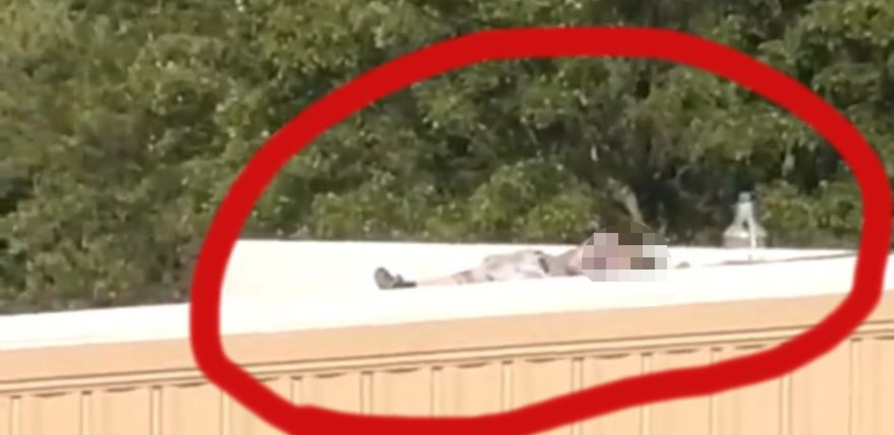 TRAMPOV ATENTATOR LEŽI NA KROVU, NEKO GA DOZIVA DA SIĐE! Jeziv snimak napadača kruži mrežama (VIDEO)