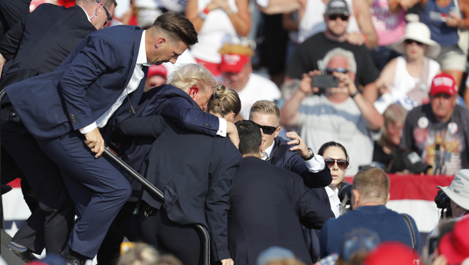 TRAMP IZVEDEN NA MITING DA BUDE STRELJAN? Velika greška umalo ga koštala glave