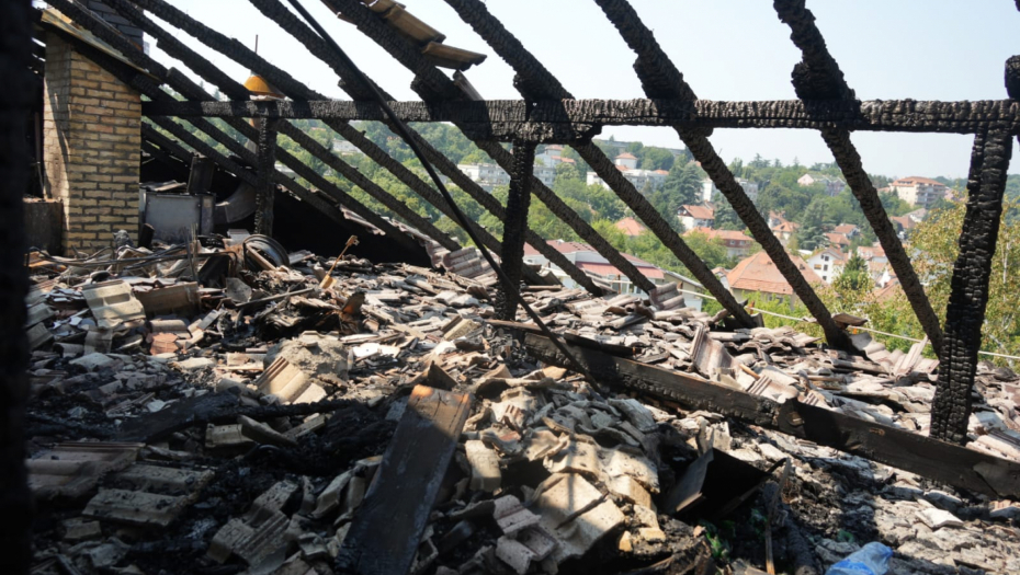 POTKROVLJE RUINIRAO POŽAR, STANARI U SUZAMA GOVORE KAKO SU OSTALI BEZ SVEGA! Stavične scene na Kanarevom brdu nakon vatrene stihije koja je PROGUTALA ZGRADU! (FOTO)