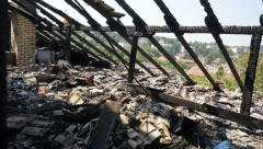 POTKROVLJE RUINIRAO POŽAR, STANARI U SUZAMA GOVORE KAKO SU OSTALI BEZ SVEGA! Stavične scene na Kanarevom brdu nakon vatrene stihije koja je PROGUTALA ZGRADU! (FOTO)