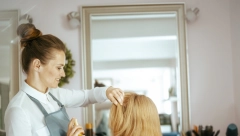 NAJBOLJE FRIZURE ZA ŽENE PREKO 50 GODINA Daće vam svež i mladolik izgled, a biraju ih mnoge poznate dame