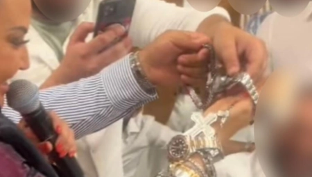 PEVAČICA ZA SAMO JEDNU PESMU ZGRNULA POLA MILIONA EVRA! Internetom kruži šok snimak, kite je zlatnim satovima i narukvicama!