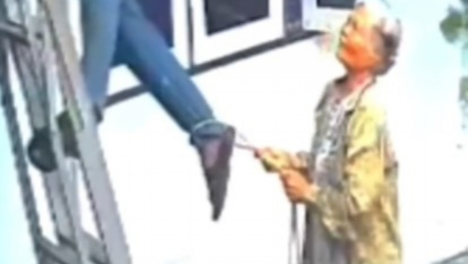 ELEKTRIČARA SEKUNDE DELILE OD SMRTI Dodirnuo je naelektrisani oluk i pao kao sveća, a onda je baka započela reanimaciju! (VIDEO)