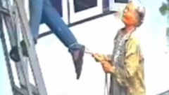 ELEKTRIČARA SEKUNDE DELILE OD SMRTI Dodirnuo je naelektrisani oluk i pao kao sveća, a onda je baka započela reanimaciju! (VIDEO)