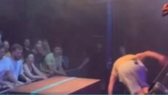 PEVAČ PAO SA BINE! Udario glavom o veliki zvučnik, evo kako je došlo do nezgodne situacije!