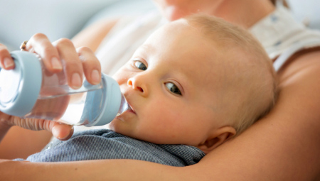 JOJ, DETE MI JE ŽEDNO Evo da li treba davati vodu bebama tokom leta, stručnjaci dali svoje mišljenje