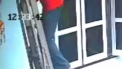 STRAVIČNA SCENA Električara udara struja, kreće da se grči, a onda uleće ona (VIDEO)