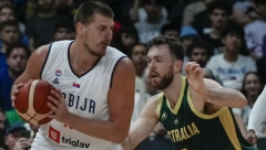 ZALUDEO AUSTRALIJANCE Čuveni Jokićev potez, rivali Srbije ne znaju gde je lopta (VIDEO)