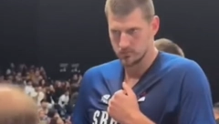 URNEBESNA SCENA PRED MEČ SA AUSTRALIJOM Nikola Jokić krenuo da uđe na teren, a onda je shvatio da nema dres (VIDEO)