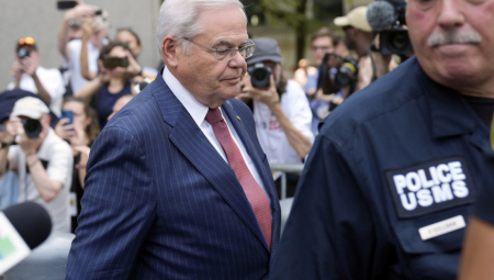 MENENDEZ PODNEO OSTAVKU Brutalan udar na albanskog lobistu