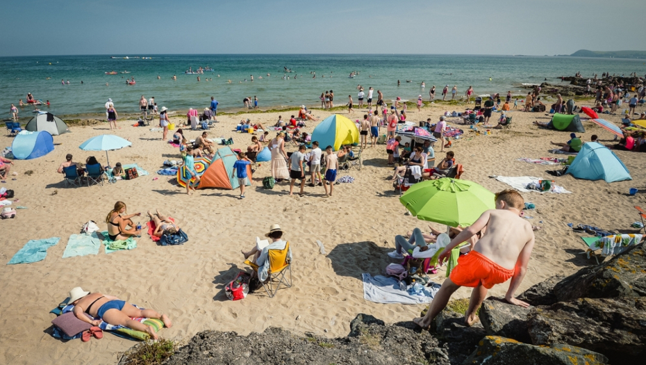 PEČENJE PAPRIKA NA PLAŽI, SLAVSKI STO, NARODNJACI... Ljudi šokirani paradajz turistima u Grčkoj: Da li je moguće da ovo rade? (FOTO)