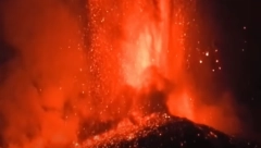 RAZBUDILO SE ''ČUDOVIŠTE'', SICILIJA UPALILA CRVENI ALARM! Etna ponovo buknula, izbacuje lavu i pepeo: Obustavljeni letovi na aerodromima