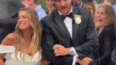 SCENA KAO IZ ROMANTIČNE KOMEDIJE Mladenci mokri do gole kože, svadba zamalo upropašćena, a onda je usledio obrt! (VIDEO)