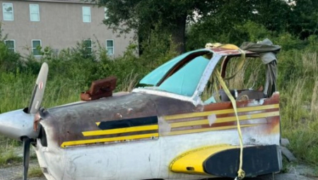 OVO SE NIKAD NIJE DESILO Otkriven avion pored puta, policija u šoku, na njemu piše samo jedna stvar! (FOTO)