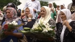 SKANDAL BEZ PREMCA! Majke Srebrenice napale EU jer je delegacija prvi put položila vence u čast srpskim žrtvama u Bratuncu!