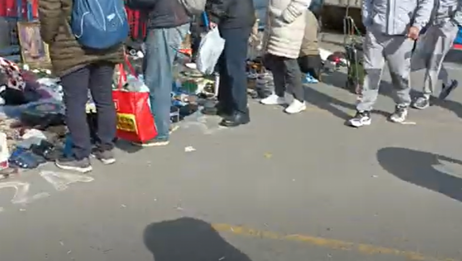 NEVEROVATAN PRIZOR NA BUVLJAKU U NOVOM SADU Između polovnog frižidera i grejalice - Srbin prodaje i satelitski terminal!