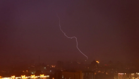 IMA MRTVIH U KATASTROFALNOJ OLUJI Nevreme čupalo stabla, nosilo krovove sa kuća i automobile, HAOS u Belorusiji (FOTO/VIDEO)