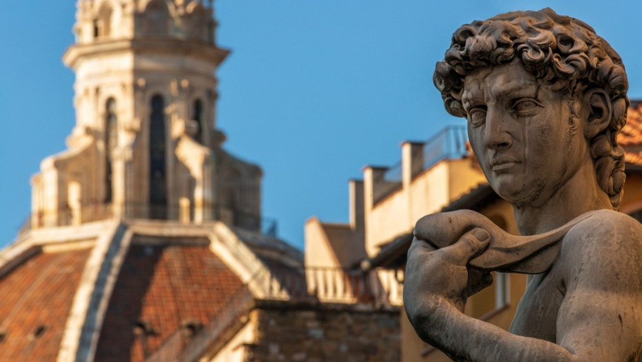 ITALIJANI NA NOGAMA, BESNI SAMO TAKO Razbesnela ih turistkinja zbog onoga što je simulirala sa statuom - PREGADNO (FOTO)
