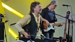 ALEN ISLAMOVIĆ U INVALIDSKIM KOLICIMA Pevač šokirao, nakon operacije došao na nastup