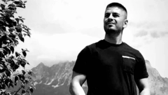 TRI MESECA OD UBISTVA POLICAJCA NIKOLE KRSMANOVIĆA Devojčica grli stričevu sliku i anđeoskim glasom otpevala mu pesmu