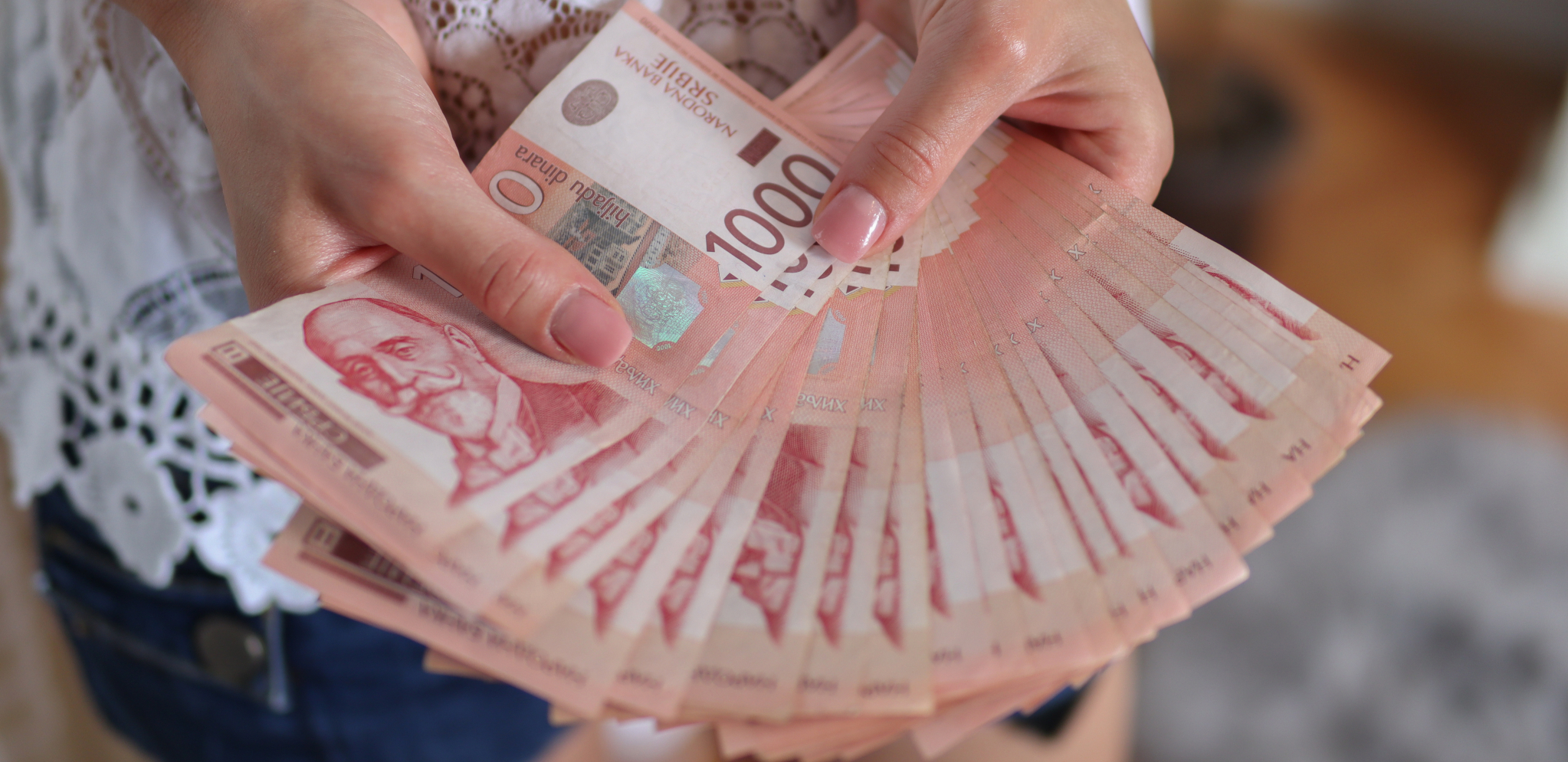 VLADA SRBIJE PRELOMILA, STIŽE POMOĆ OVIM PORODICAMA Evo ko još ima pravo na isplatu uvećanog roditeljskog dodatka od 500.000 RSD