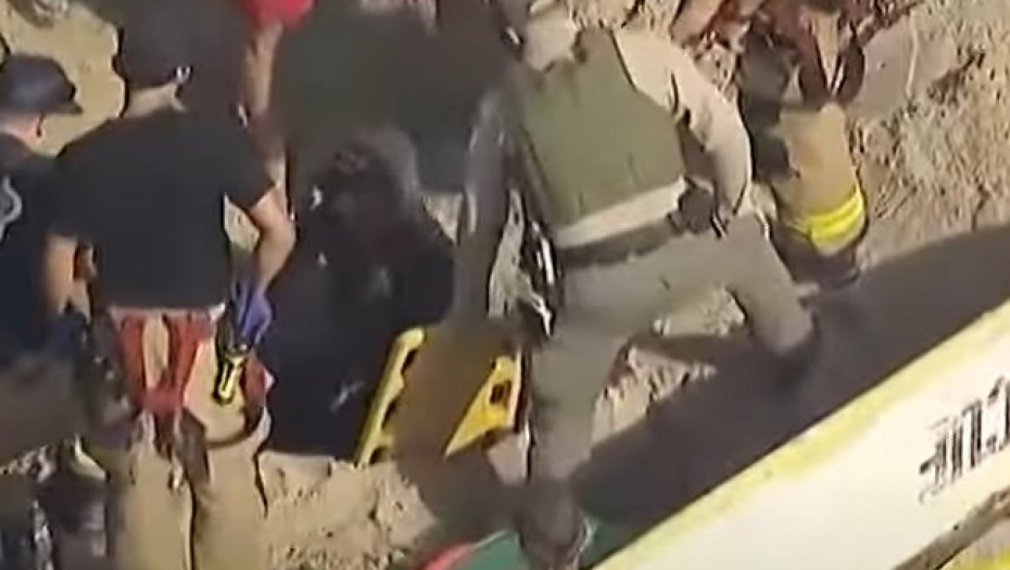 PESAK ''PROGUTAO'' DEVOJKU DOK SE SUNČALA Drama na plaži, spasioci kopali i rukama i nogama da je izvuku! (VIDEO)