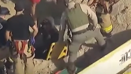 PESAK ''PROGUTAO'' DEVOJKU DOK SE SUNČALA Drama na plaži, spasioci kopali i rukama i nogama da je izvuku! (VIDEO)