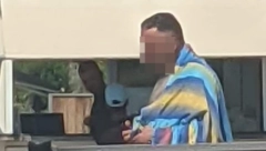 PEDOFIL ORDINIRA PO POZNATOM GRČKOM LETOVALIŠTU! Srbi zgroženi prizorom: ''Stoji u plićaku, gleda malu decu i DIRA SE'' (FOTO)