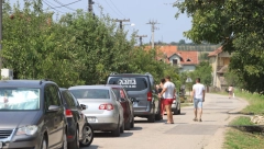 "MUŠKE SUZE VAM GOVORE KOLIKO NE MOŽEMO DA PODNESEMO GUBITAK JUNAKA NAŠE POLICIJE" :  Ekipa Alo! posetila je kuću Krsmanovića u selu Draginac