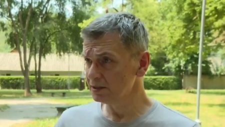 OVDE ĆE GLAVE DA LETE, I TEBE ĆE MNOGO DA KOŠTA! Pomahnitali Ćuta najavio nasilni upad u Palatu Srbija i uputio jezivu pretnju Vučiću (VIDEO)