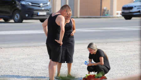 PORODICA POSETILA MESTO NA KOM JE UBIJEN POLICAJAC:  Nekoliko minuta su gledali u zemlju na kojoj su još uvek vidljivi tragovi krvi njihovog Nikole i neutešno plakali (VIDEO/FOTO)
