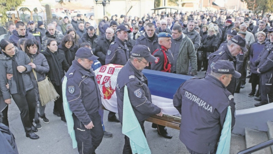 POLICAJAC IZREŠETAN HICIMA IZ KALAŠNJIKOVA Hrabro se suprotstavio naoružanom nasilniku