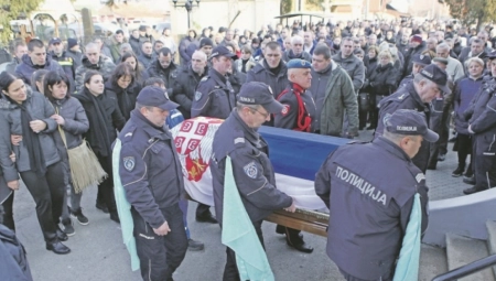 POLICAJAC IZREŠETAN HICIMA IZ KALAŠNJIKOVA Hrabro se suprotstavio naoružanom nasilniku