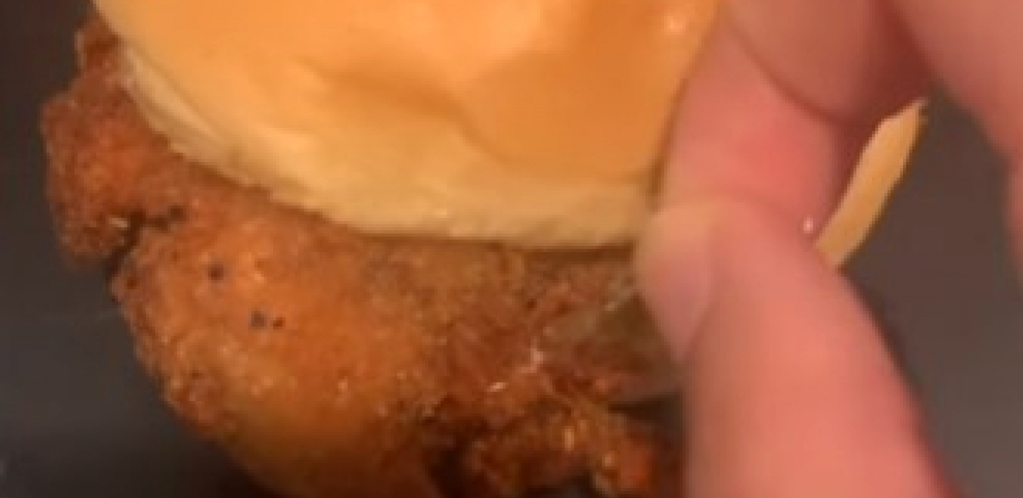 KRENULA DA ZAGRIZE KOMAD PILETINE Od grozote koju je pronašla unutra, zaledila joj se krv u žilama! (VIDEO)