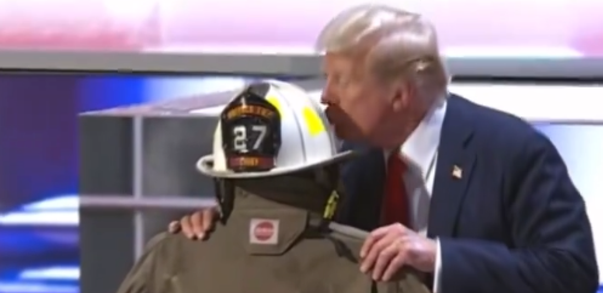 AMERIKA GRCA U SUZAMA NAKON TRAMPOVOG POTEZA! Odao počast nastradalom vatrogascu tokom atentata, pa uradio OVO! (VIDEO)