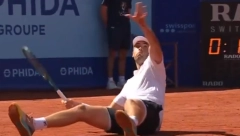 DA LI STE NEKADA VIDELI OVAKO NEŠTO? Teniser pao, a onda sa zemlje uzeo nestvaran poen (VIDEO)