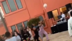 NAVALILA KAO PRASE NA DŽAK KUKURUZA Videla da se baca bidermajer, pa krenula u NAPAD (VIDEO)