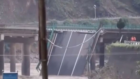 NAJMANJE 11 LJUDI POGINULO Srušio se most, u toku akcija spasavanja (VIDEO)