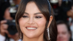 SELENA GOMEZ IZGLEDA DUPLO MLAĐE Usijala mreže svojom najnovijom transformacijom, fanovi na aparatima zbog ovog detalja!