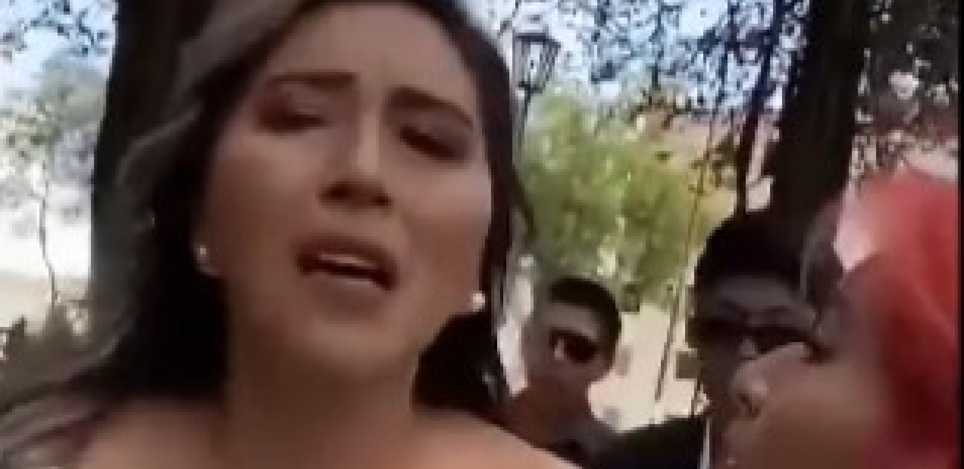 AU, DA LI JE MOGUĆE ? Kada je mladoženja izašao iz limuzine, mlada pomahnitala, nastao je potpuni haos! (VIDEO)