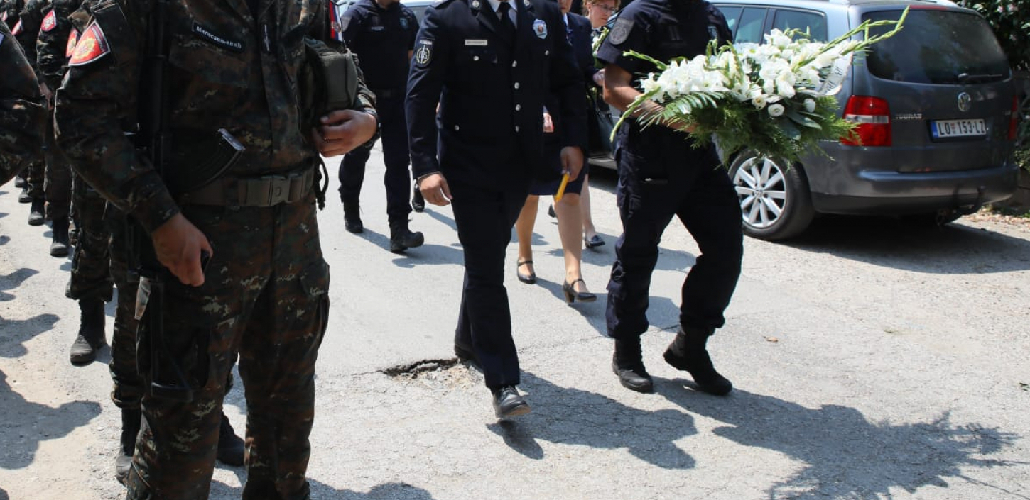 BELA SUZA ZA POSLEDNJI POZDRAV HRABROM POLICAJCU IZ LOZNICE Kolege odaju počast ubijenom Nikoli (FOTO/VIDEO)