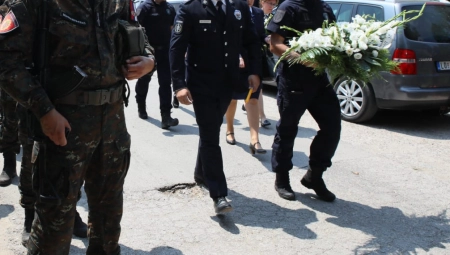 BELA SUZA ZA POSLEDNJI POZDRAV HRABROM POLICAJCU IZ LOZNICE Kolege odaju počast ubijenom Nikoli (FOTO/VIDEO)