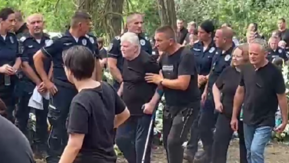 OTAC NA ŠTAKAMA DOŠAO DA ISPRATI SINA NA VEČNI POČINAK Roditelji Nikole Krsmanovića su van sebe od tuge (VIDEO)