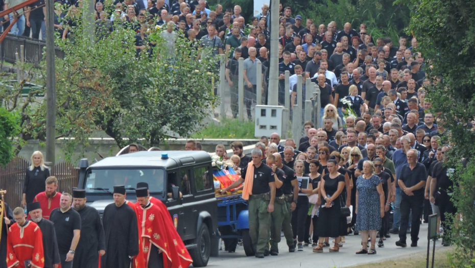 PUCNJI U NIKOLU SU PUCNJI U SVE NAS! Hiljade ljudi ispratile na večni počinak mladog policajca ubijenog u terorističkom napadu u Loznici (FOTO+VIDEO)