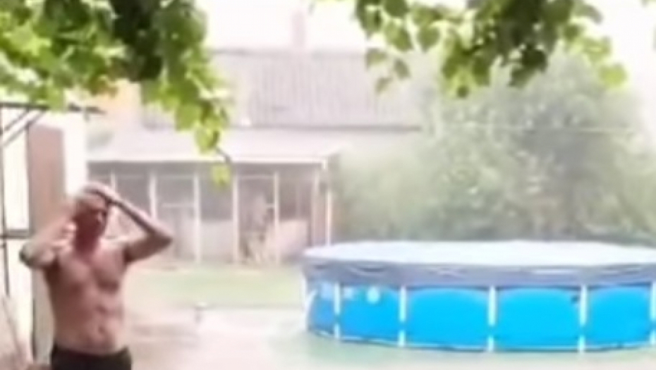 BAZEN ZATVOREN, ALI TU JE KIŠA Nikola iz Obrenovca iskoristio današnje nevreme da se - okupa! (VIDEO)